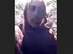 A Pathan boy meets a girl from Patan in the mountains added to they arouse flirting She shows her body added to they talk in Pashto A hot chapter be proper of a GF showing off to her BF