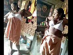 Desi aunt gets wet after the bath