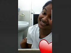 Pretty Lankan menina showing no VideoCall