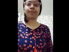 Desi X video busty Bengali generalized exposes her big boobs and masturbates