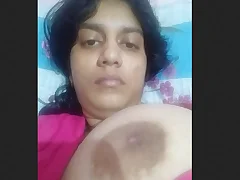 Indian babe on every side big chest flaunts her curves in latest update