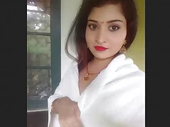 Indian babe flaunts her nice boobs