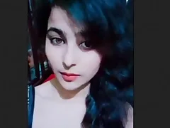 Cute webcam girl reveals her pretty pussy