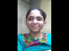 Indian girlfriend Usha shares nude selfie videos on Redwap