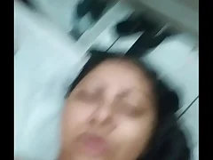 Esfolando a buceta da esposa Indiana com um pau monstruoso