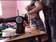देसी भाभी को सिलाई करते समय अंकल ने चोदा