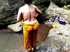 बुड्डी चाची को जंगल में तालाब में नहाते टाइम पब्लिक के बीच चुदाई किया